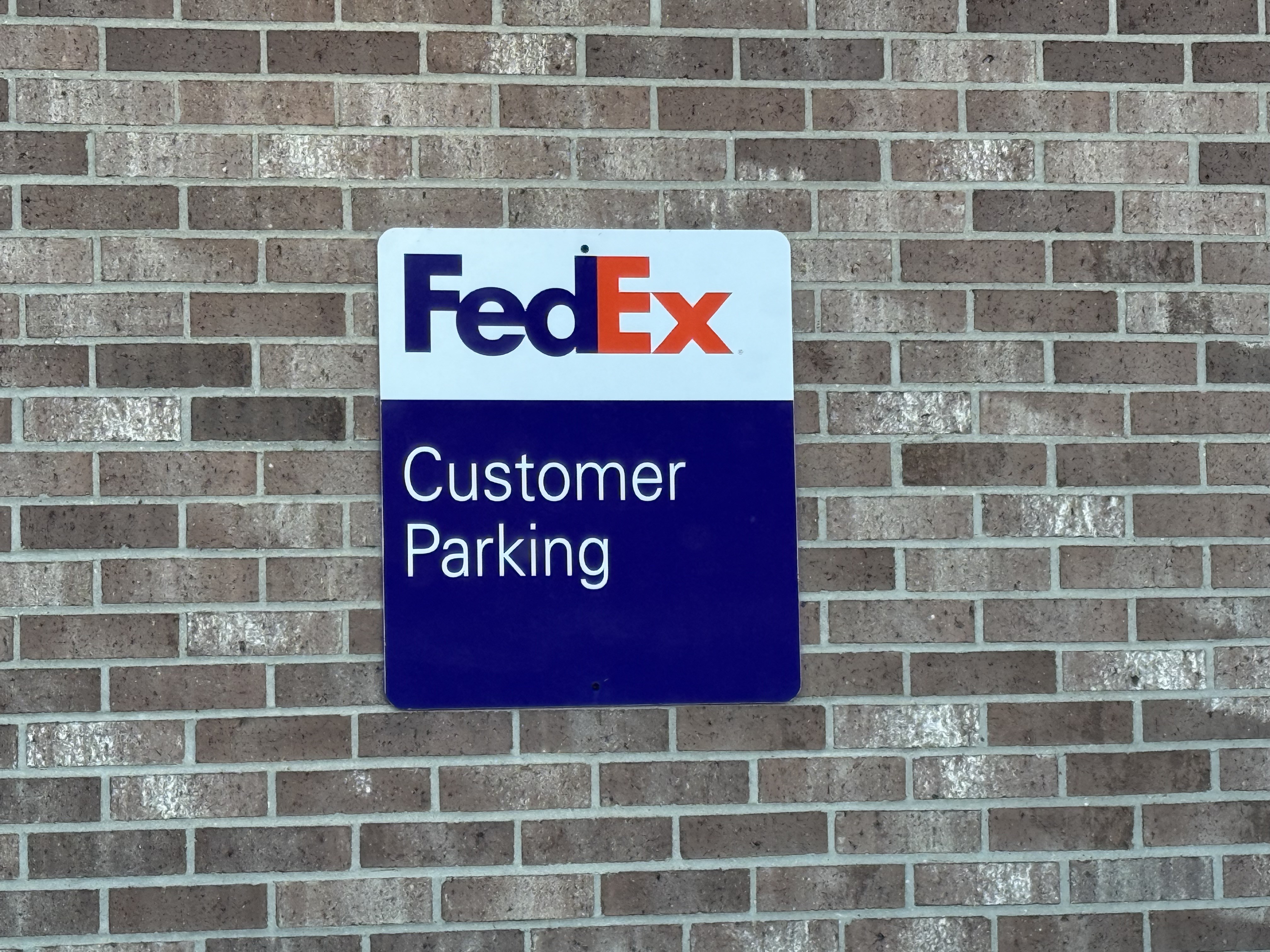 A picture of the customer parking sign at the FedEx ship center